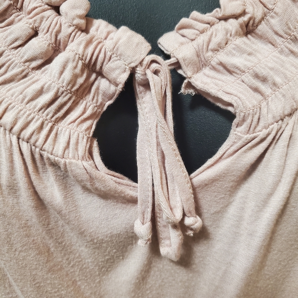 New York & Company Keyhole Top - Picture 6 of 13